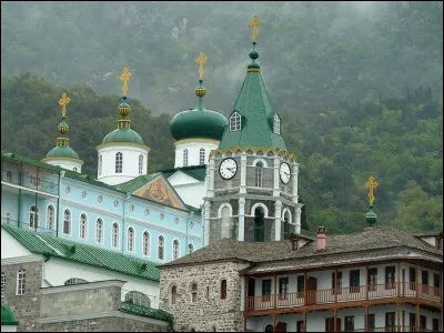 Le Mont Athos est connu pour les vingt monastères établis sur ses flancs depuis environ le Xe siècle. Celui que j'ai retenu, est un bel exemple de monastère orthodoxe : il est plus récent, il date de 1765.
De quel monastère s'agit-il ?