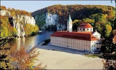 C'est la plus ancienne de Bavière, fondée vers 600 après J.-C. par les moines de Saint Colomban. Il y a eu sécularisation en 1803, mais le roi Louis Ier, de Bavière, y a créé en 1842, un prieuré bénédictin, qui est devenu une abbaye, en 1913.
Vous avez 3 choix pour trouver le bon :