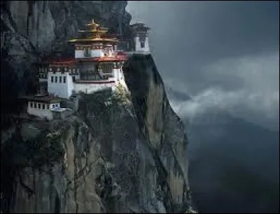 Selon la tradition, le Précieux Maître aurait volé sur le dos d'un tigre jusqu'au monastère, situé à plus de 3 000 m, sur l'Himalaya. Les temples ont été érigés, accrochés à la paroi de granit, à 900 m dans le vide, au-dessus de la vallée.
2 heures de randonnée intenses vous sont promises pour vous y recueillir. Quel est le nom de ce monastère ?
Merci d'avoir voyagé avec moi !