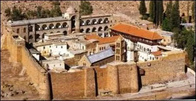 L'un des plus ancien encore en activité, il date du VIe siècle au pied du mont Sinaï, où Moïse aurait reçu les Dix Commandements. On y trouve une église dédiée à la Vierge puis, à sainte Catherine et la précieuse chapelle du Buisson ardent.
Où trouve-t-on ce haut lieu de la chrétienté ?