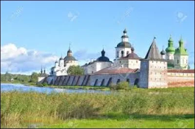 Construit en 1397, c'est l'un des plus vieux monastères orthodoxes. On rapporte que, grâce au froid des cellules, aux jeûnes et aux herbes, les premiers moines vécurent centenaires.
Vu son emplacement et par crainte des attaques, Alexis Ier fit renforcer fortifications et remparts : une vraie forteresse.
Trouvez cet endroit qui en 1997, voyait la première Liturgie en 70 ans, y être célébrée :