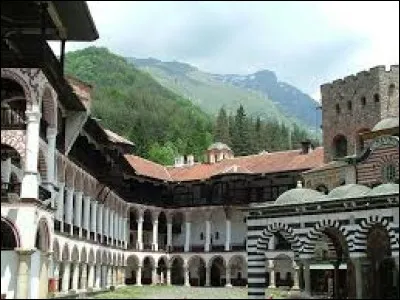 Je vous présente un monastère orthodoxe datant du Xe siècle. Ce merveilleux bâtiment est le symbole de la spiritualité slave dans les Balkans. Ce que l'on voit actuellement, est le fruit de travaux au cours du XIXe siècle, une renaissance après des siècles de domination ottomane.
Situez ce prieuré d'importance :