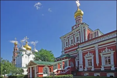 Ces bâtiments datent du XVIe et XVIIe siècles et sont édifiés dans le style baroque moscovite et figure à ce titre sur la liste du patrimoine mondial de l'Unesco. Durant la période bolchevique, ils échappèrent à la destruction étant transformés en musée. Peu importe le régime, les corps des Tchekhov, Prokofiev, Khrouchtchev et Eltsine, y sont enterrés pour l'éternité. Trouvez son nom.