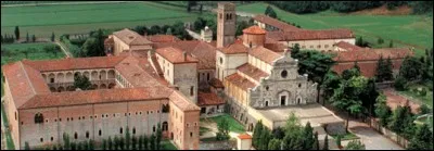 Les bâtiments fin gothique, début renaissance, de l'abbaye bénédictine aux 4 cloîtres, sont paysagers, entourés d'un écrin de verdure, dédié à des fins vinicoles. À la boutique, on trouvera des bonbons, du miel et des produits cosmétiques; pour le vin, la ''Cantina Didattica'' offre des cours sur les cépages, les philosophies, les cultures, le territoire et la qualité. Où sommes-nous ?