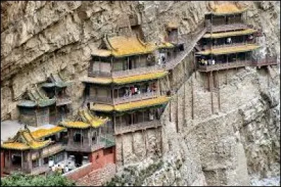 Monastère suspendu au Heng Shan, un mont sacré du taoïsme. Coté architecture, paraît-il, on y trouve des éléments confucéens, taoïstes et bouddhistes. Ce qui est certain, c'est que malgré les apparences, sa situation n'est pas précaire parce que l'édifice est presque intact depuis 1 500 ans !
Vous avez 3 choix :