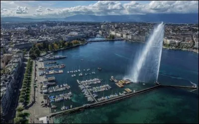 Le lac Léman est situé entre la Suisse et la France.