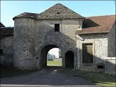 Nous sommes en Bourgogne-Franche-Comté à l'entrée du château du XVe siècle de Montot. Nous nous situons dans le département ...