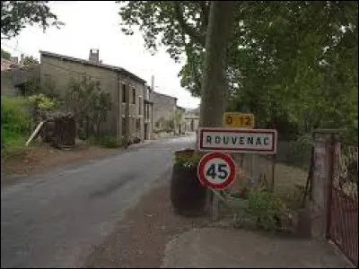 Nous sommes présent dans l'Aude, à l'entrée de Rouvenac. C'est un village situé dans l'ancienne région ...