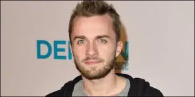 Au départ, le youtubeur Squeezie est spécialisé dans les jeux vidéo.