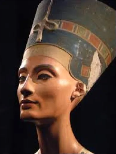 Néfertiti était l'épouse royale d'Akhenaton.