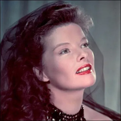 Je suis un film dans lequel joue Katharine Hepburn. Qui ment ?