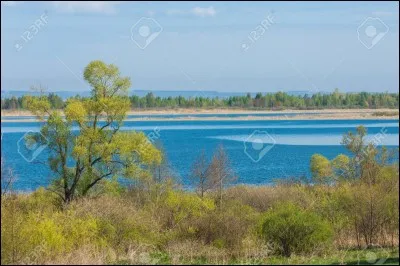 Complétez - Au-delà du fleuve et sous les :