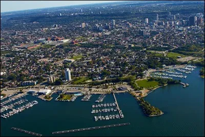 C'est le nom de plusieurs villes des Etats-Unis, d'une petite ville d'Ecosse, de la petite capitale des Bermudes, d'une importante ville de Nouvelle-Z&eacute;lande dans l'&icirc;le du Nord, d'une ville canadienne de 500 000 habitants sur le lac Ontario (photo).