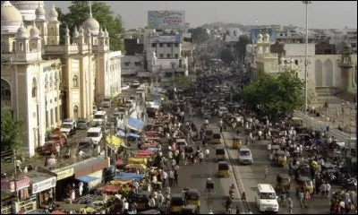 C'est une grande ville d'Inde (photo), &agrave; la limite entre l'Inde du Nord et l'Inde du Sud; c'est aussi une ville du Pakistan, situ&eacute;e dans la province du Sind.