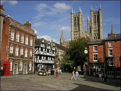 C'est une ville du centre-est de l'Angleterre (photo), c&eacute;l&egrave;bre pour sa cath&eacute;drale gothique; c'est aussi le nom d'une ville canadienne et de plusieurs villes des Etats-Unis, dont la capitale du Nebraska.