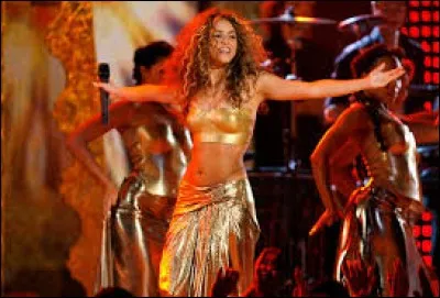 Shakira chante ''Hips Don't Lie'' en duo avec Wyclef Jean, un chanteur né près de Port-au-Prince. Quelle est sa nationalité ?