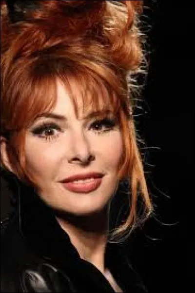 Avec quel artiste dont le pseudo a un lien avec Herman Melville Mylène Farmer a-t-elle chanté ''Slipping away (Crier la vie)'' ?