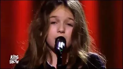 Quelle chanson Erza a-t-elle chantée sur le plateau de "The Voice Kids" ?