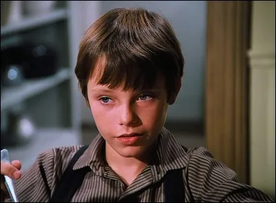 Quel est le prénom du garçon ami de Laura, qui à la suite d'un accident fait semblant d'être aveugle afin d' éviter le divorce de ses parents ? ( Saison 5)