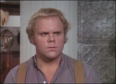 Comment s'appelle le jeune homme à qui Caroline essaie d'apprendre à lire lorsqu'elle remplace Mme Beadle qui s'est foulé la cheville ? ( Saison 1)