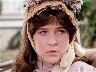 Comment s'appelle la jeune fille paraplégique avec qui Albert entre en correspondance dans le cadre d'un projet scolaire, de qui il tombe amoureux ? (Saison 7)