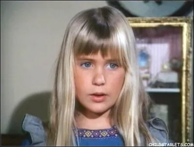 Comment s' appelle la jeune fille, amie de Laura possédant un trouble de la parole, de qui Nellie se moque régulièrement ? (Saison 3)