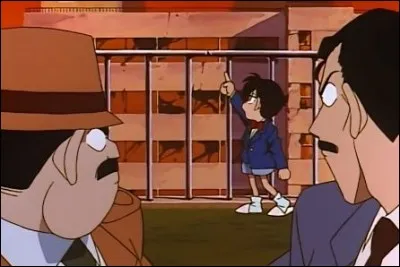 Dans "l'Affaire de l'arme mystérieuse" (affaire WTF où le meurtrier a jeté un poids sur la victime avec une canne à pêche), qu'est-ce qui a été percuté lors du rembobinage du poids ?