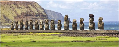 Ces géants de pierre de l'île de Pâques sont appelés...