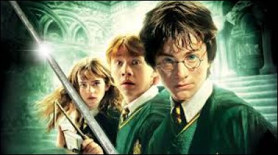 Je suis un livre de la saga "Harry Potter", de J. K. Rowling, dans lequel Ginny Weasley fait sa première année à Poudlard et où l'on fait la rencontre de l'elfe de maison Dobby. Lequel des deux livres proposés suis-je ?