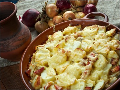 Alpes-Savoie
C'est un gratin savoyard à base de pommes de terre et fromage reblochon, crème fraîche et très souvent des lardons.
Je suis...