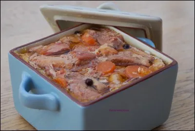 Artois-Picardie
C'est une terrine de 4 viandes : poulet, lapin, porc et viande prises dans de la gelée.
Je suis...