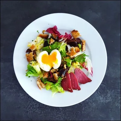 Sud-Ouest
C'est une salade fraîche mélangée avec des gésiers, aiguillettes et magret de canard servis tièdes ou chauds.
Je suis...