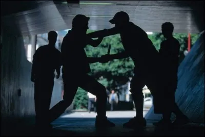 Imaginons que tu sois armé et que tu aperçoives un des tes potes se faire agresser par quelqu'un... Que fais-tu ?