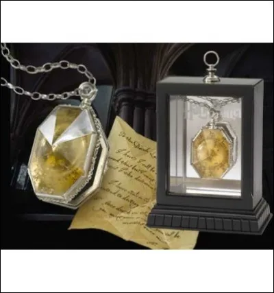 La première fois que Harry a pris dans ses mains le vrai médaillon de Serpentard, c'était au milieu d'un lac peuplé d'inferis.