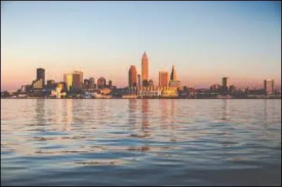 Cette ville des Etats-Unis, centre d'une agglomération de 2 millions d'habitants sur la rive sud du lac Erié, c'est :