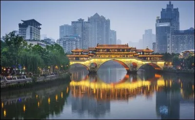 Cette grande ville chinoise de 10 millions d'habitants, capitale de la province du Sichuan, la plus centrale des grandes villes de Chine, c'est :