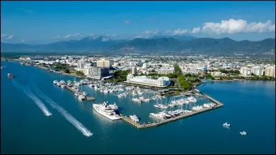Cette ville australienne, en bordure de la mer de Corail, à proximité de la grande barrière, c'est :