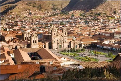 Cette ville péruvienne de la cordillère des Andes, ancienne capitale de l'Empire inca, c'est :