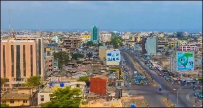 Cette ville d'Afrique, principale ville et capitale économique du Bénin, c'est :