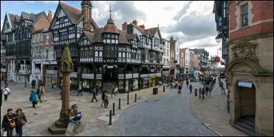 Cette ville anglaise, aux maisons médiévales et entourée de remparts, c'est :