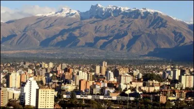 Cette ville de Bolivie, la troisième du pays avec 800 000 habitants, située dans une vallée fertile à plus de 2 500 m d'altitude, c'est :