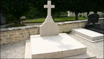 Que dépose-t-on en général devant une tombe ?