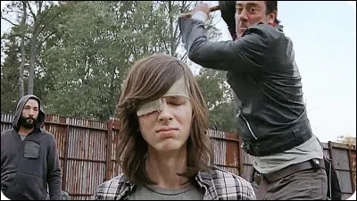 Juste avant que Carl se prenne une batte en pleine tête, qui arrive au bon moment pour les sauver ?