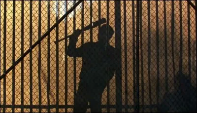 Que font Negan et son groupe la première fois qu'ils sont à Alexandria ?