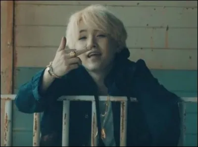 Dans "Agust D", Suga dit "Paris to...".