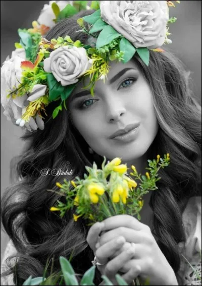 Comment se nomment ces fleurs printanières dont cette jolie créature a cueilli un bouquet ?