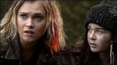 Dans la dernière saison (5), comment s'appelle la petite fille que Clarke éduque comme sa propre fille ?