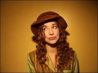 Qui chantait 'Le monde est fou' ?