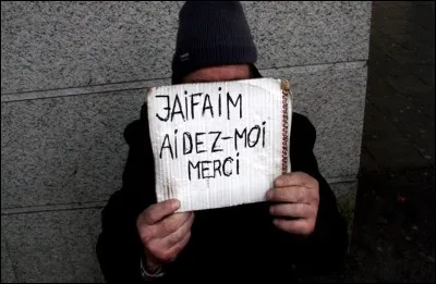 Comment nomme-t-on la couche de population la plus défavorisée ?