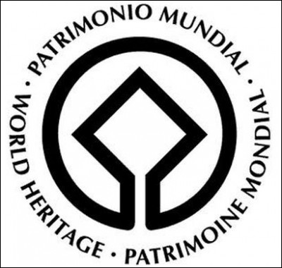 Que représente le carré ouvert à l'intérieur du cercle ouvert représentant la nature du logo du patrimoine mondial de l'Unesco ?